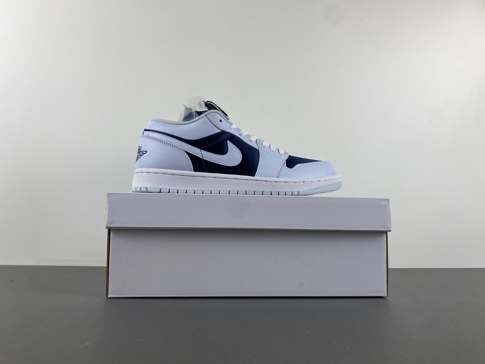 Jordan 1 Low SE Football Grey White Gym Red Midnight FZ8778-044