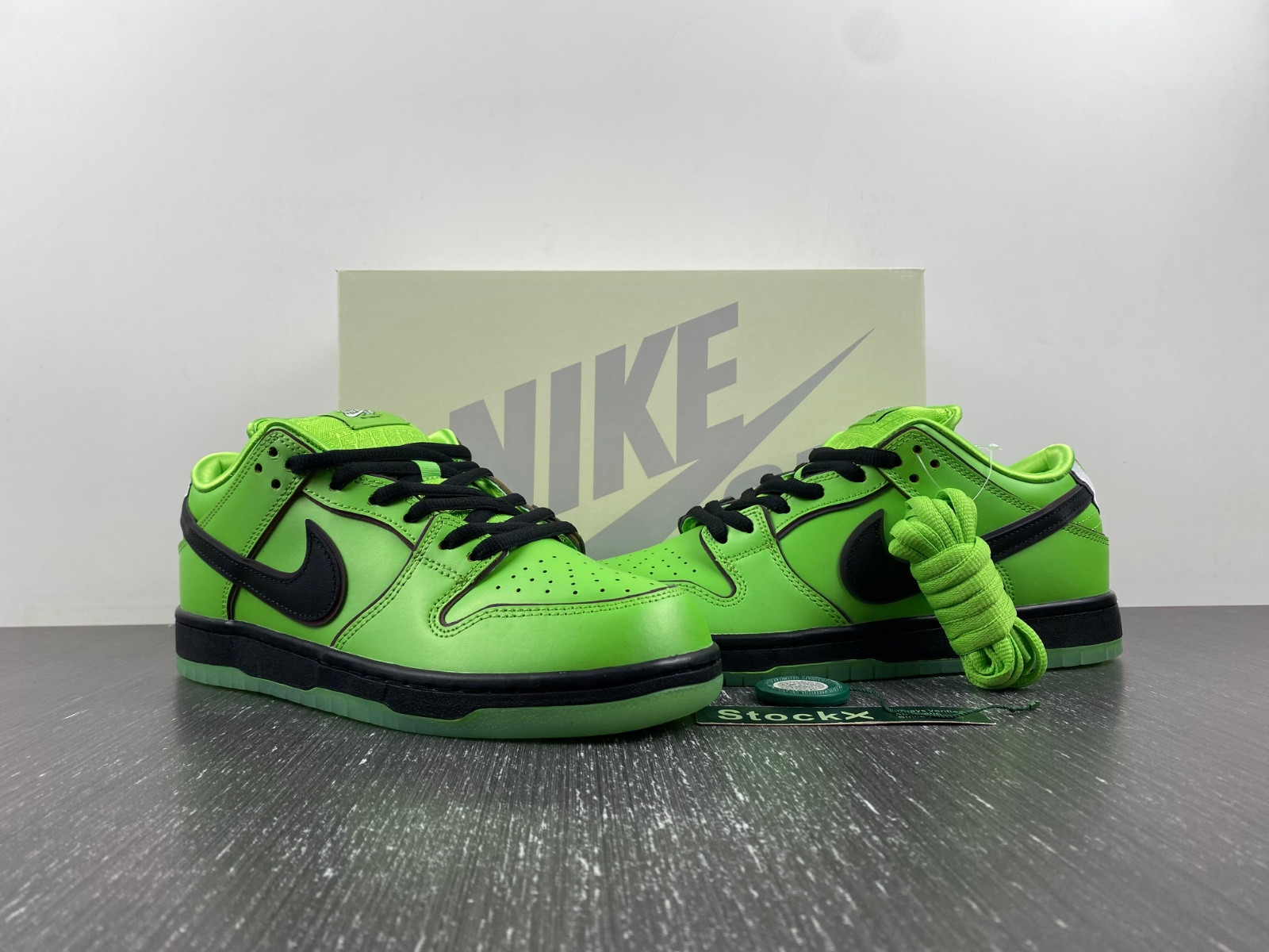 the powerpuff girls x nike sb dunk low buttercup fz8319-300