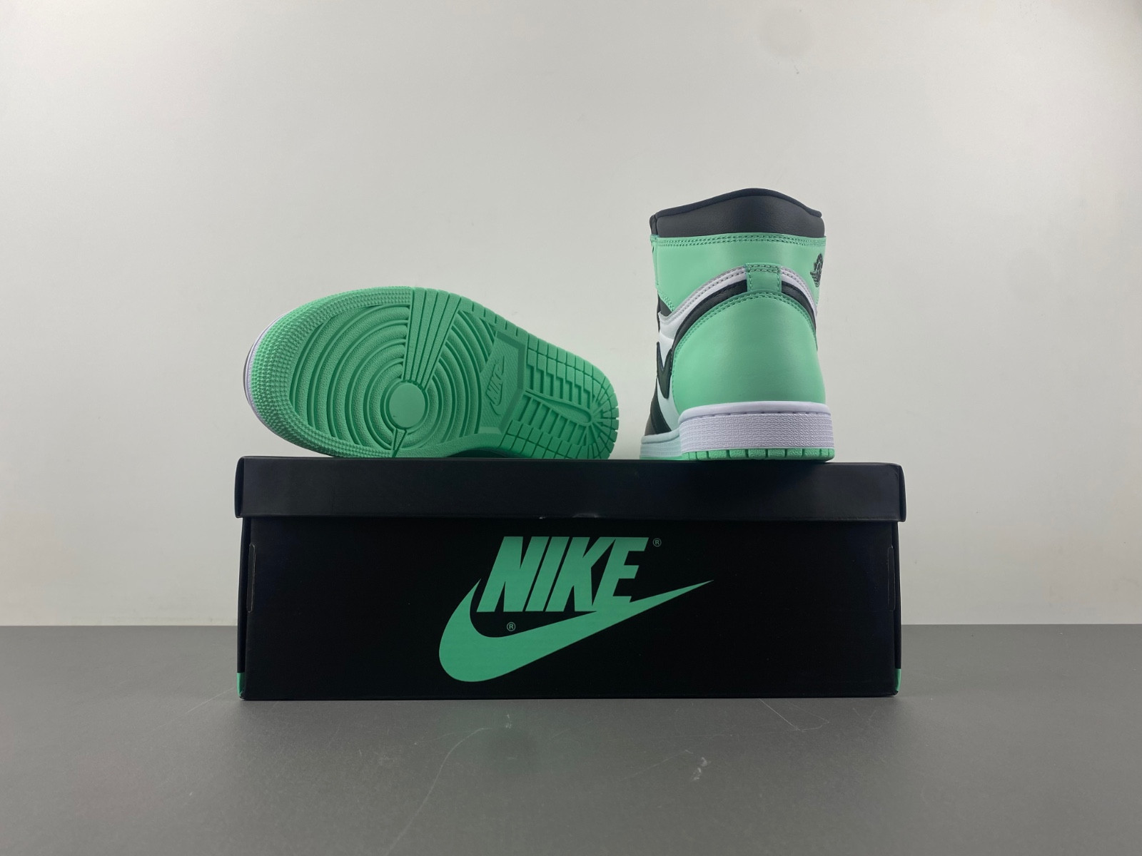 air jordan 1 retro high og green glow dz5485-130