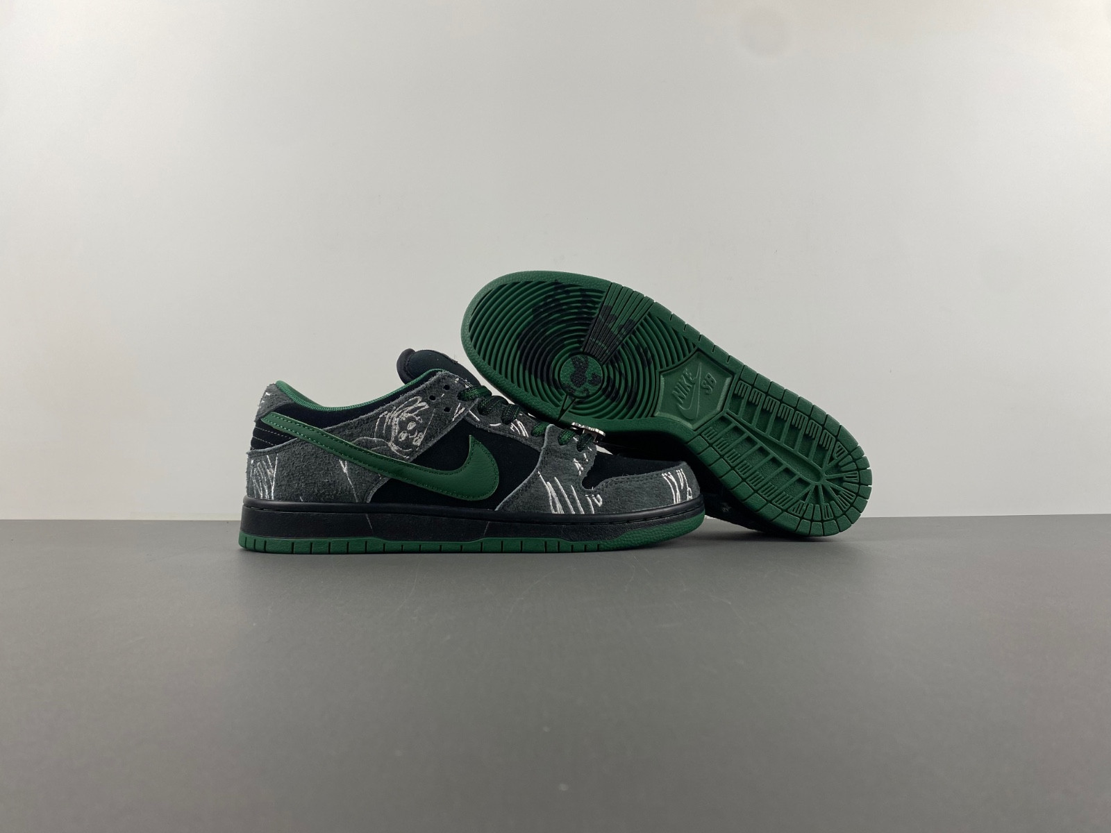 there skateboards x nike sb dunk low hf7743-001