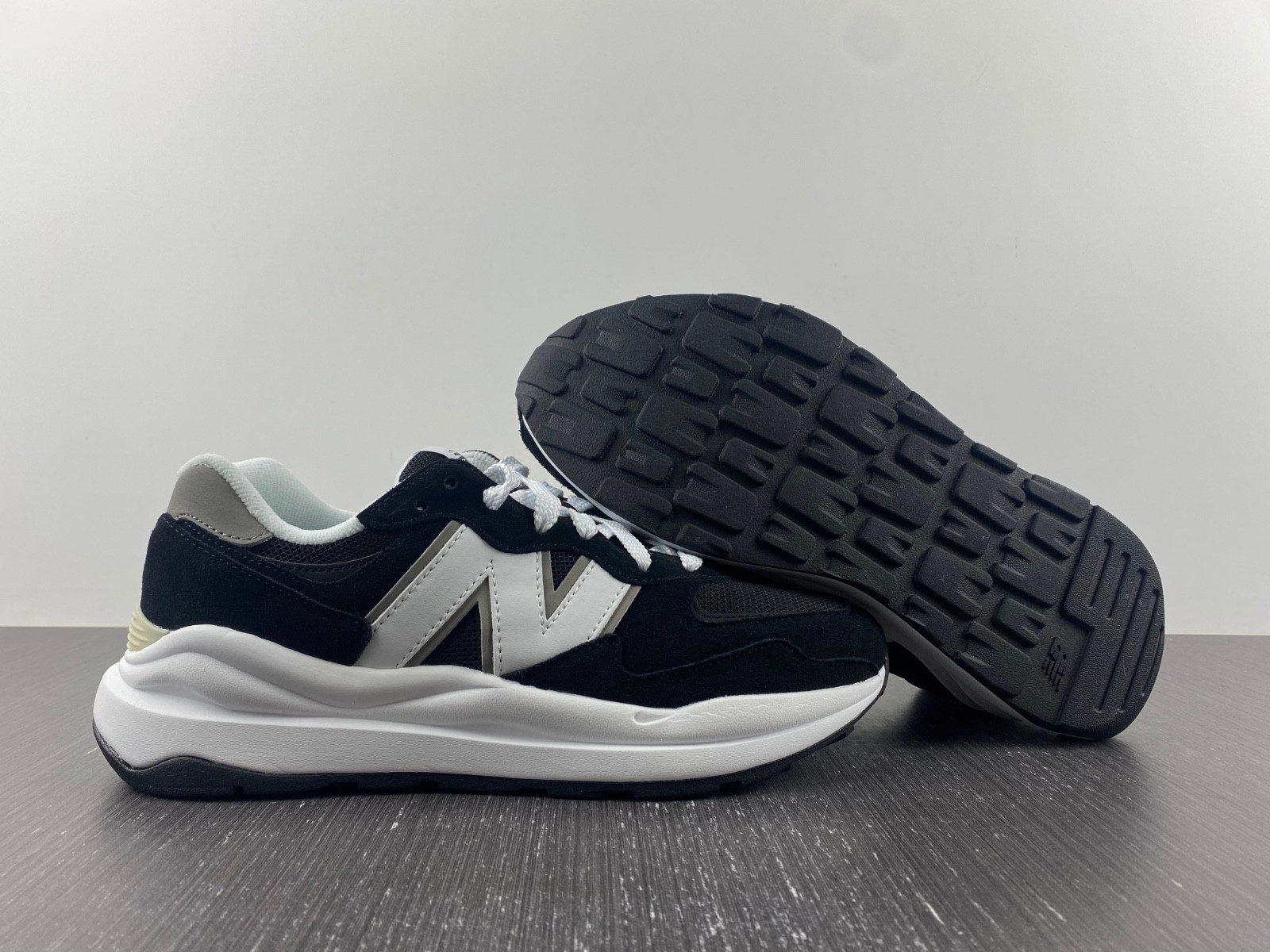 new Ba1an*e 57/40 team black - m5740cb