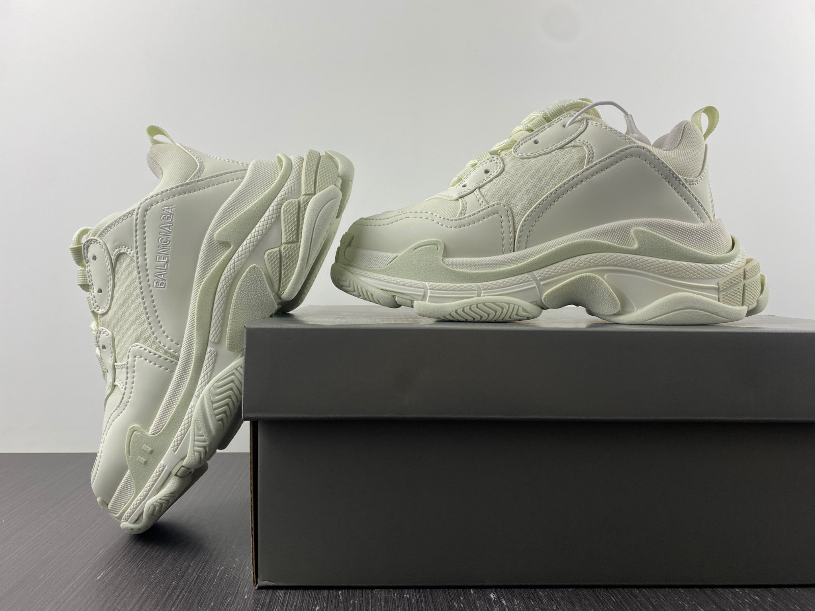 Ba*len*cia*ga triple s
