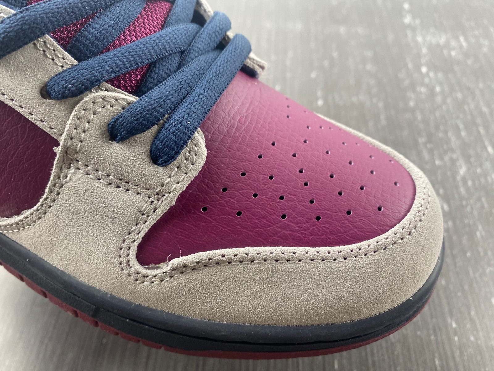 nike sb dunk low atmosphere grey true berry bq6817-001