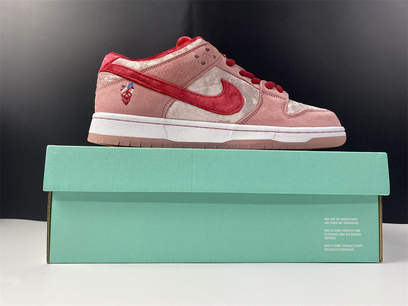 strangelove x dunk low sb 
