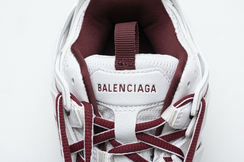 Ba*len*cia*ga track white with red line