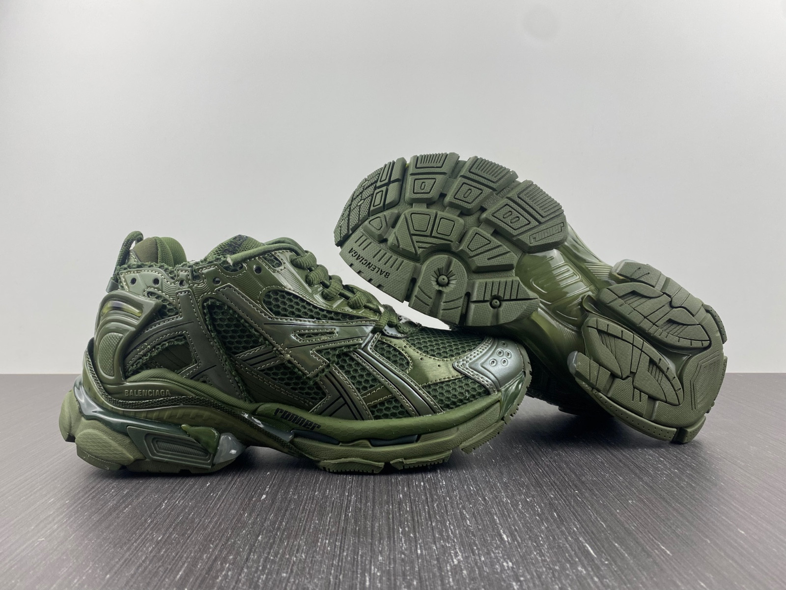 Ba*len*cia*ga runner sneaker