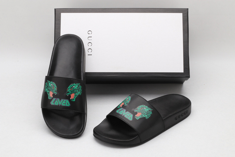 G*u*i slides all black with green tiger