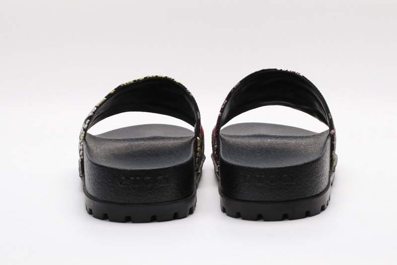 G*u*i slides all black with flower
