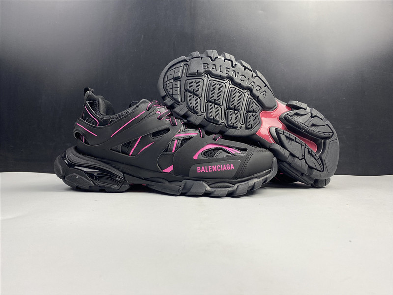 Ba*len*cia*ga track black with red lines