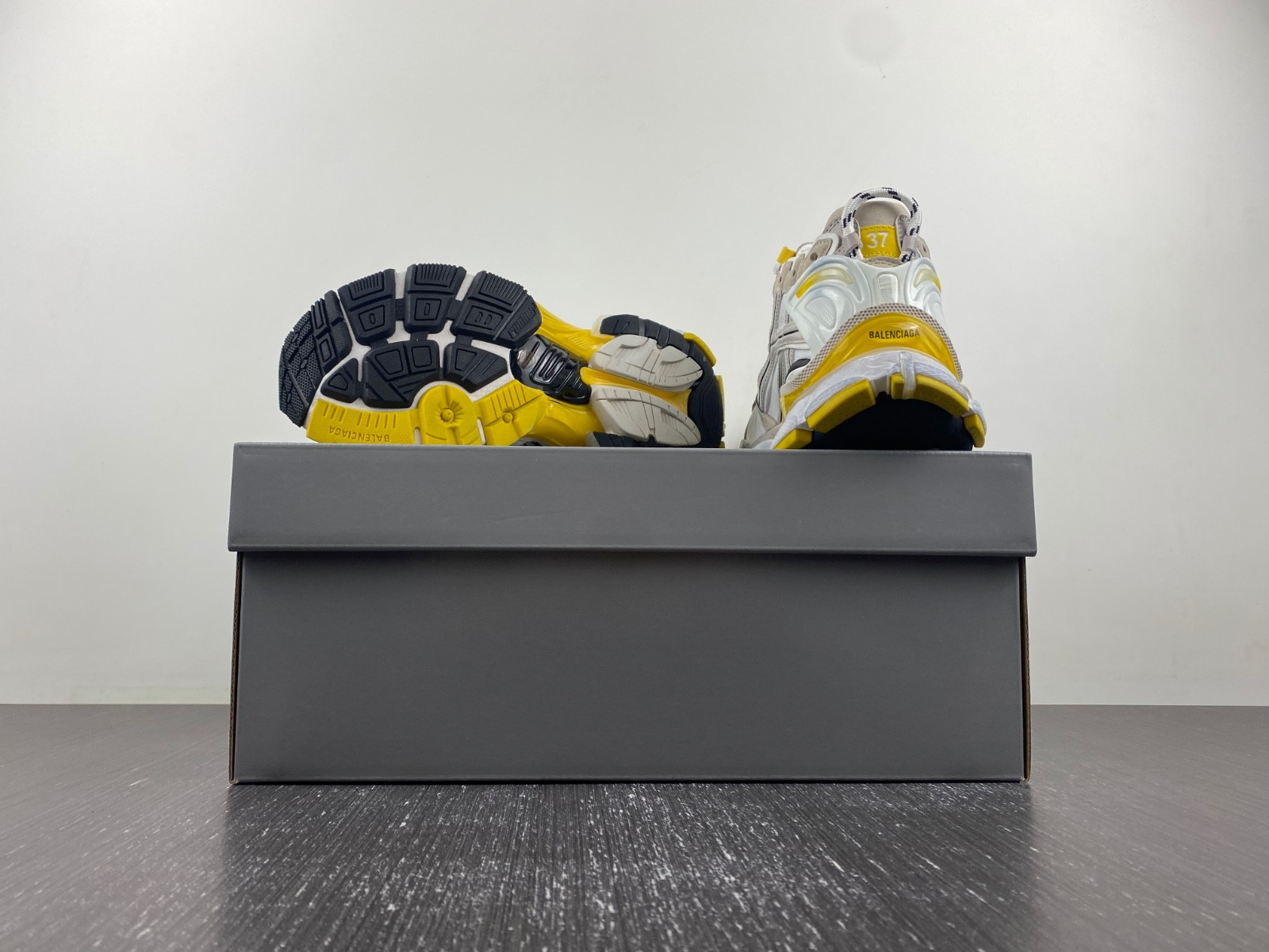 Ba*len*cia*ga runner sneaker