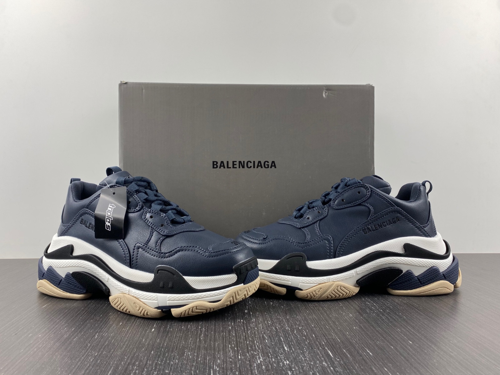 Ba*len*cia*ga triple s