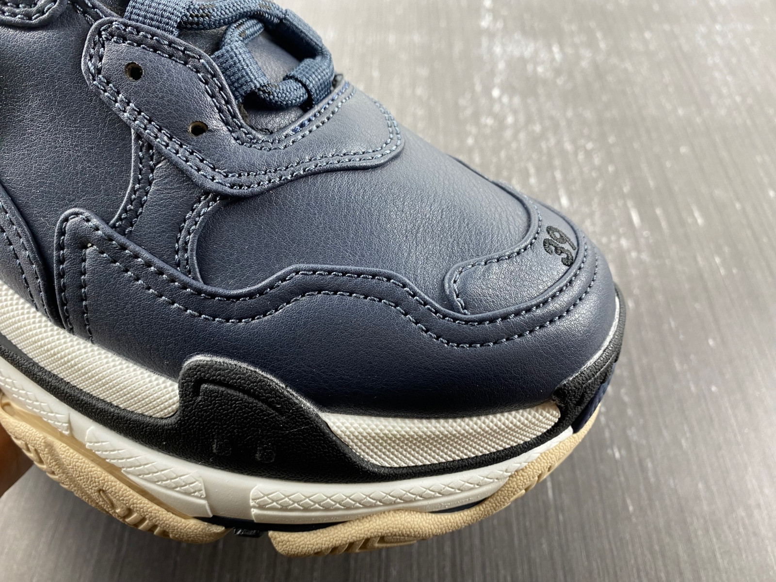 Ba*len*cia*ga triple s