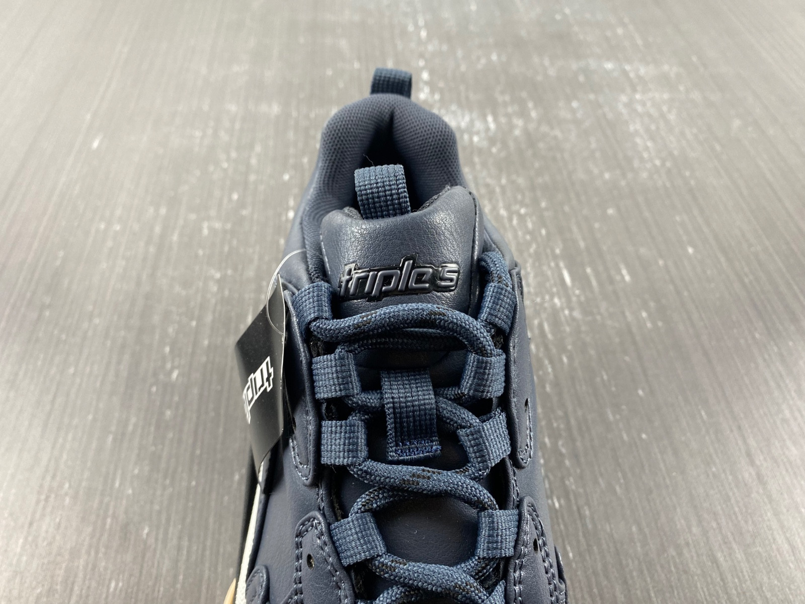 Ba*len*cia*ga triple s