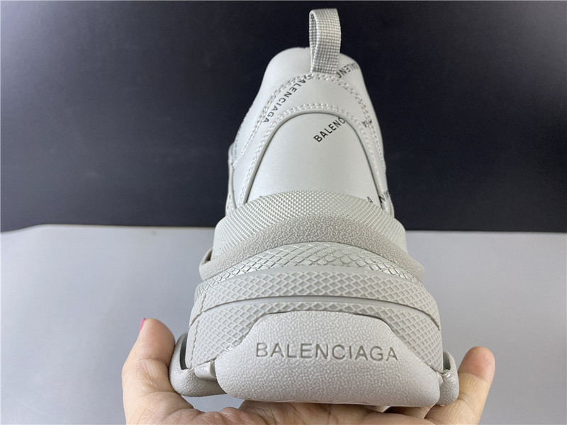 Ba*len*cia*ga triple s