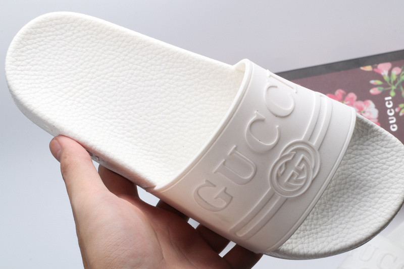G*u*i slides all white