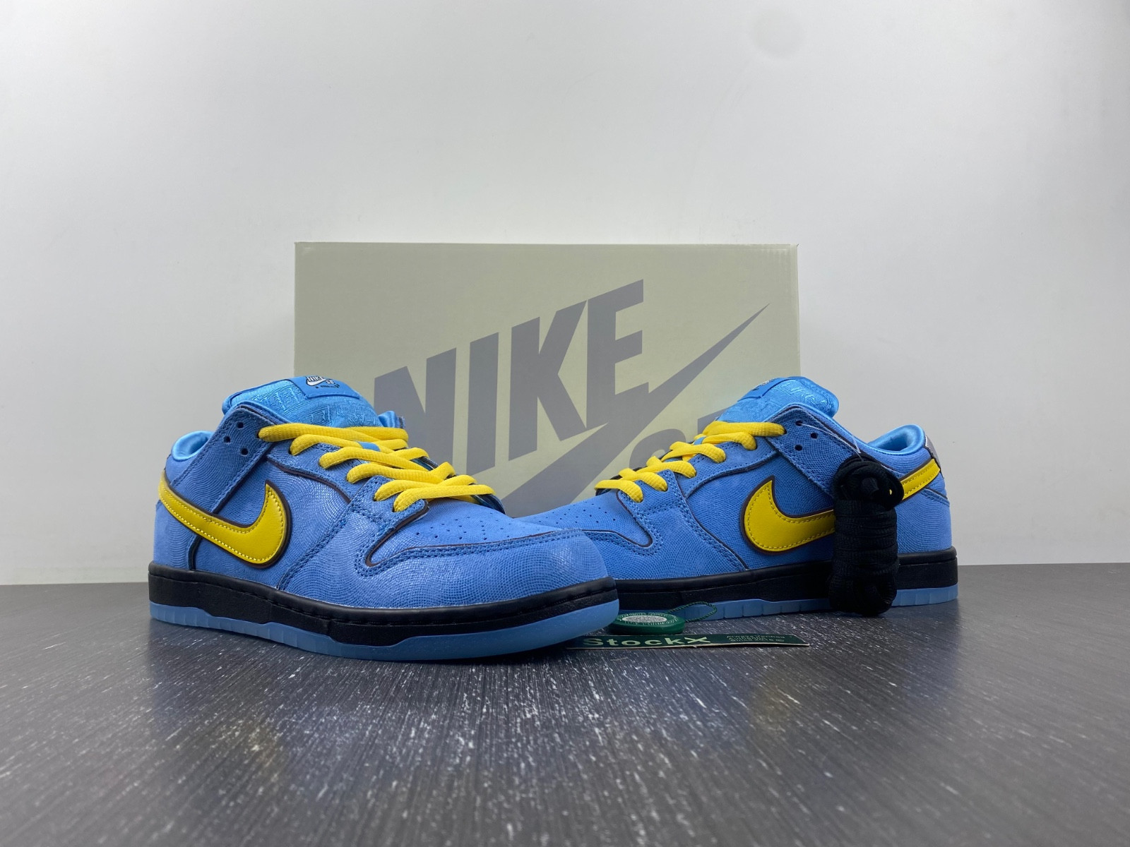 powerpuff girls x nike sb dunk low "bubbles" fz8320-400