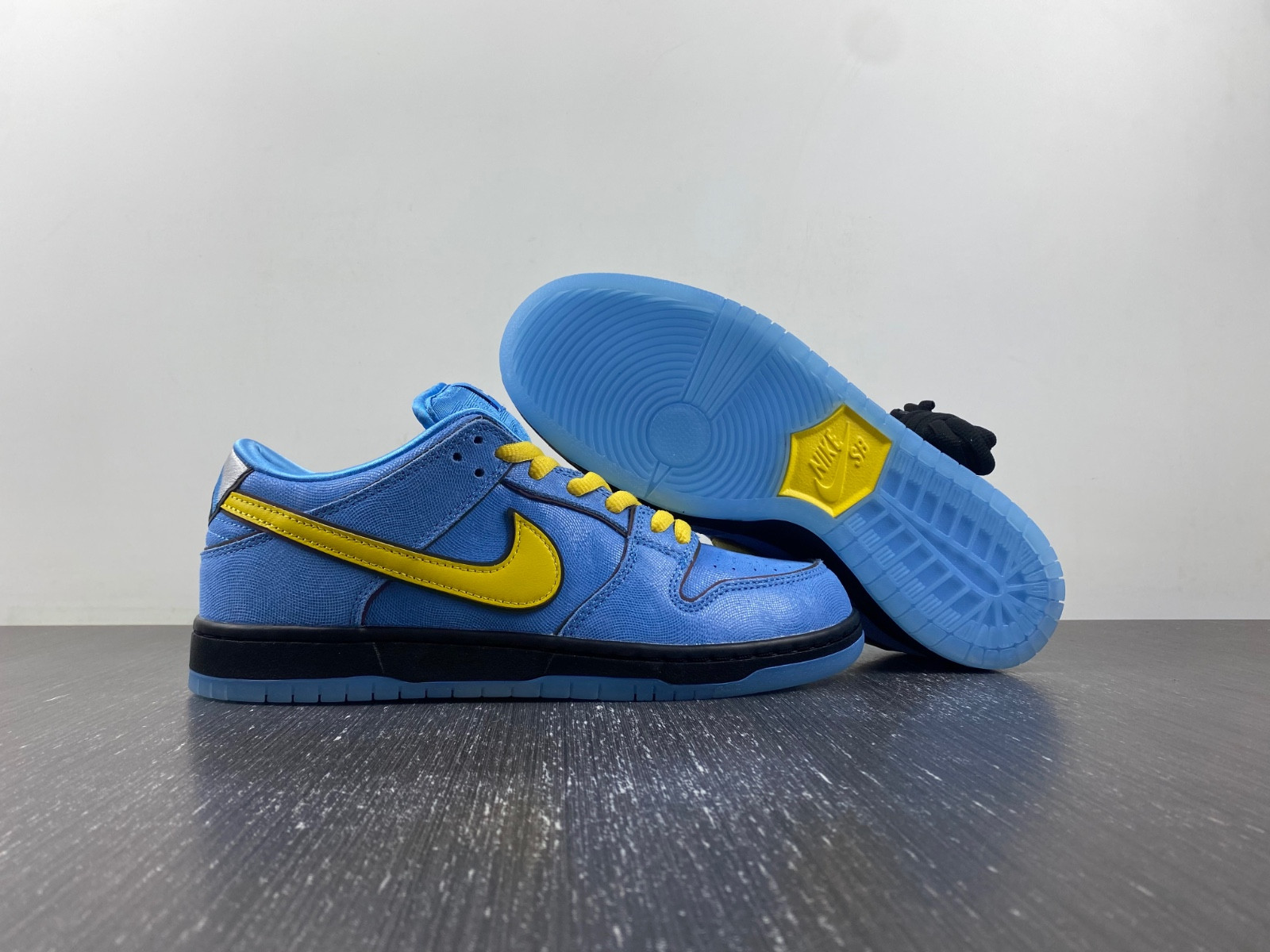 powerpuff girls x nike sb dunk low "bubbles" fz8320-400