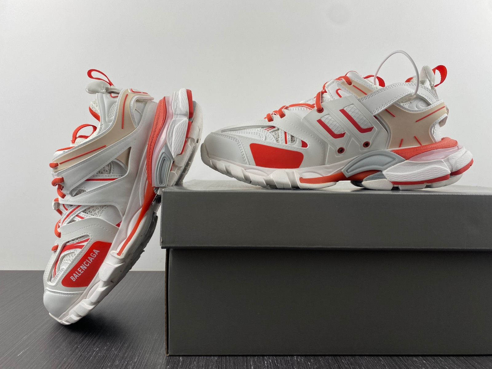 Ba*len*cia*ga track trainers