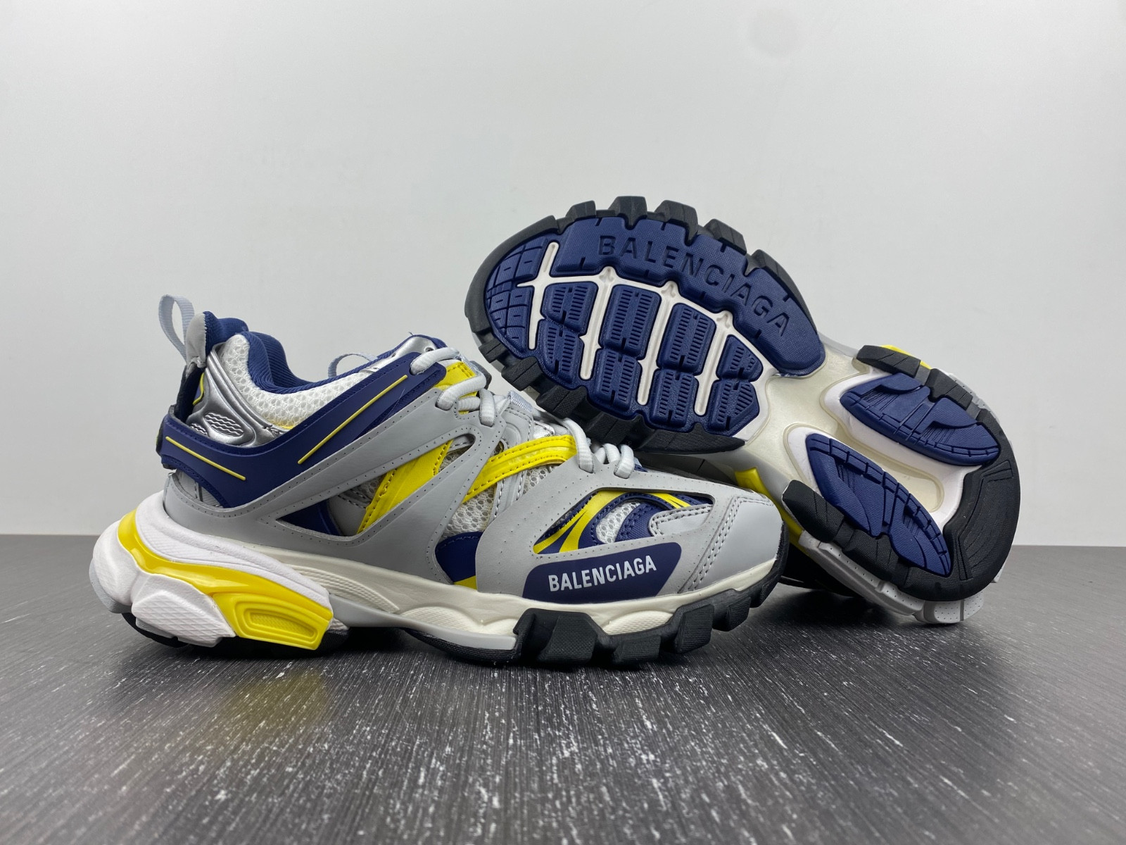 Ba*len*cia*ga trainers track 3.0