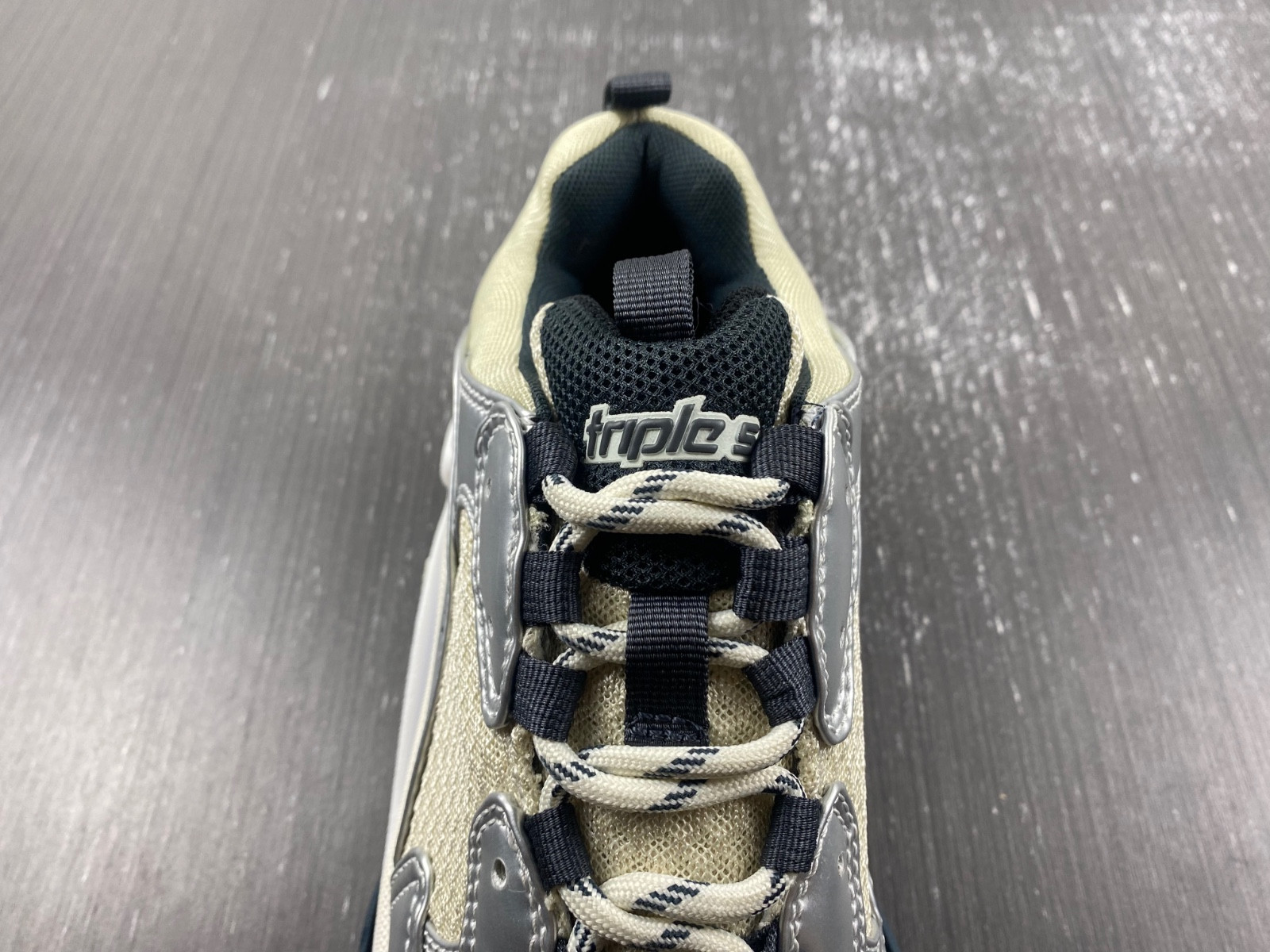 Ba*len*cia*ga triple s