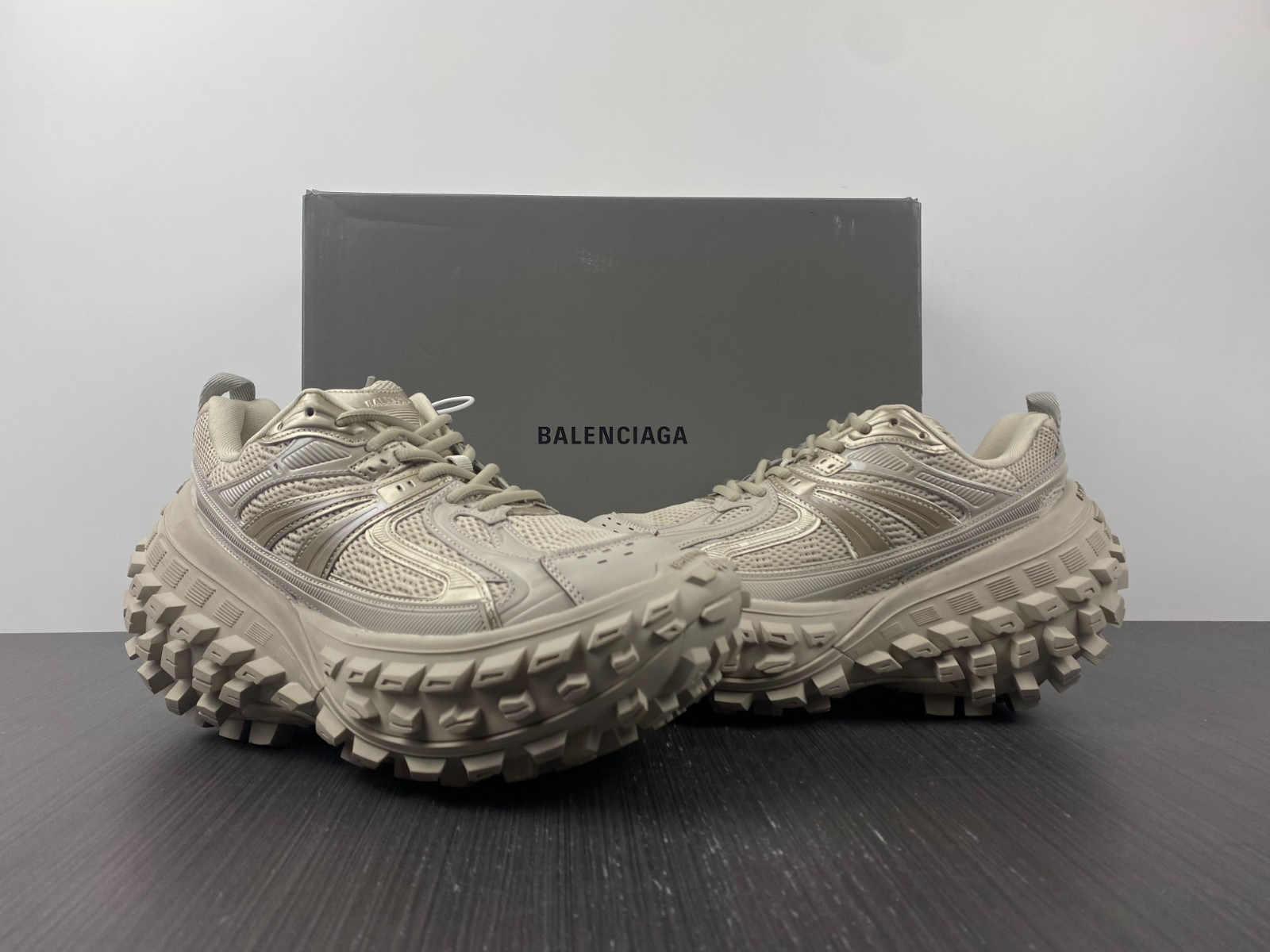 Ba*len*cia*ga defender sneaker