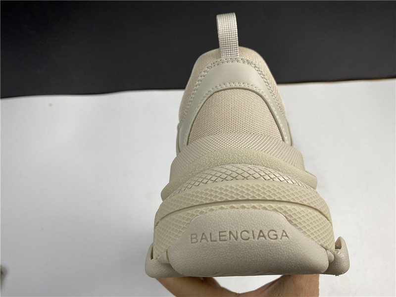 Ba*len*cia*ga triple s