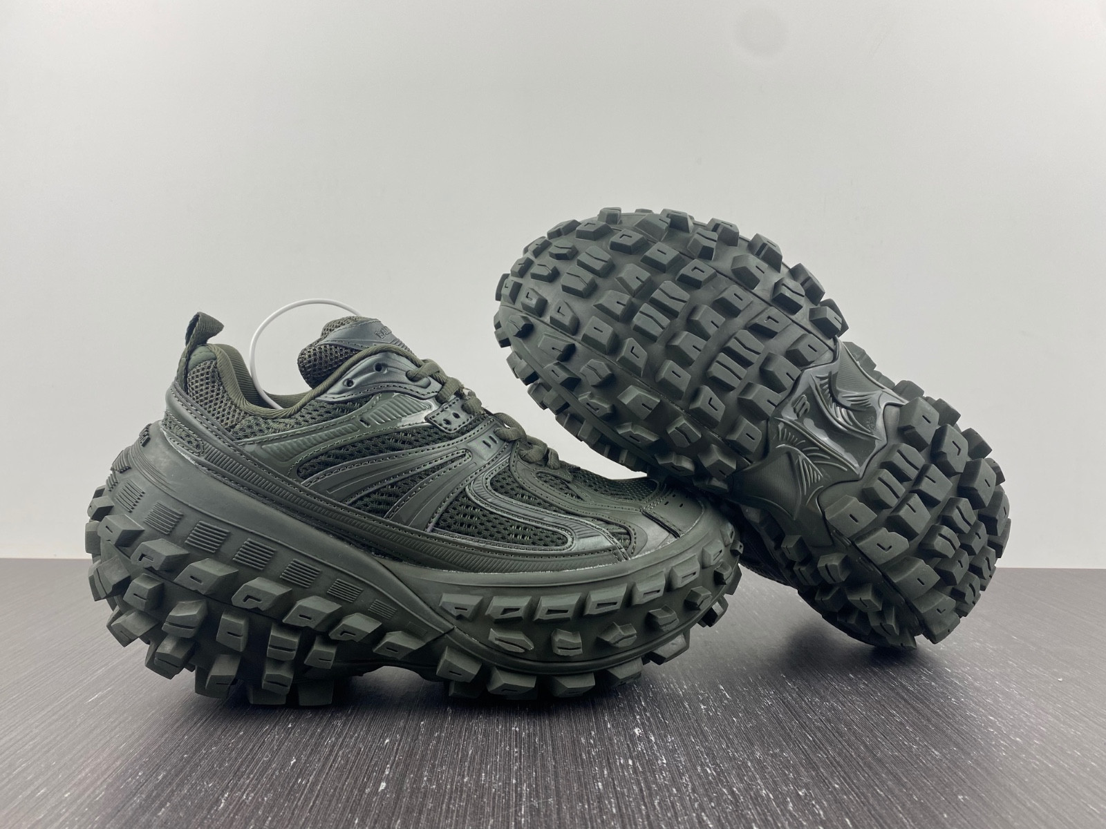 Ba*len*cia*ga defender sneaker