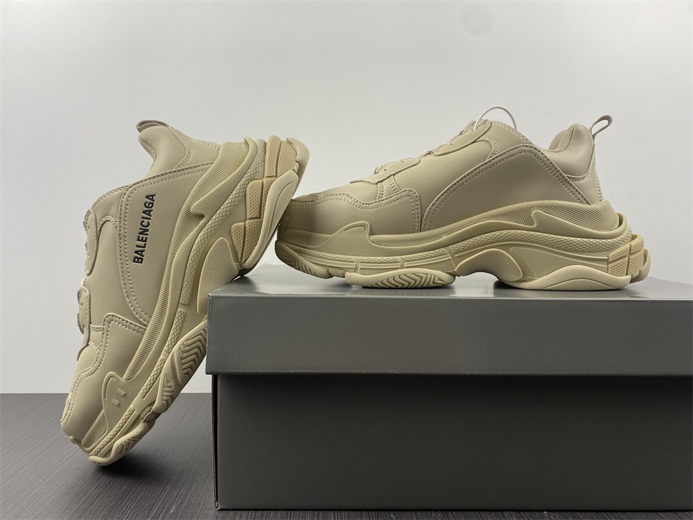 Ba*len*cia*ga triple s