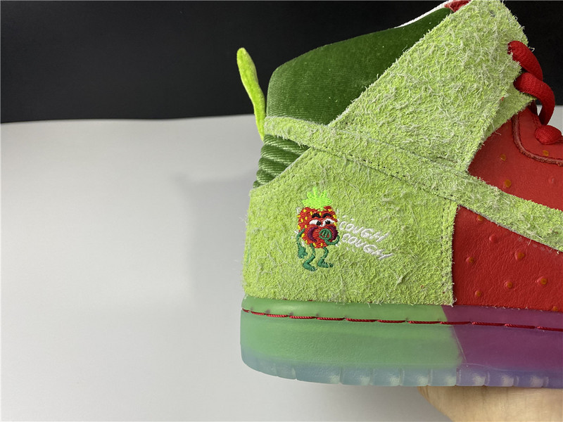 nike sb dunk low “strawberry cough cw7093-601