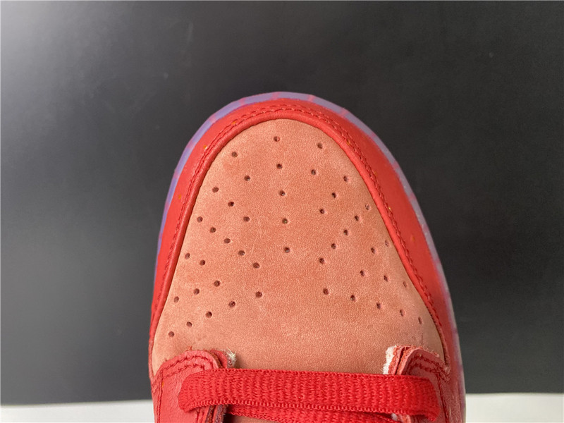 nike sb dunk low “strawberry cough cw7093-601