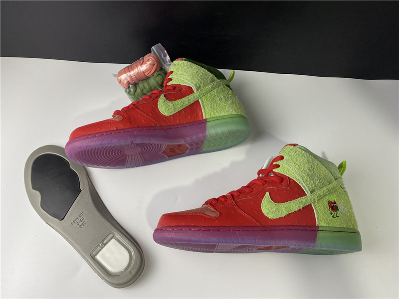 nike sb dunk low “strawberry cough cw7093-601