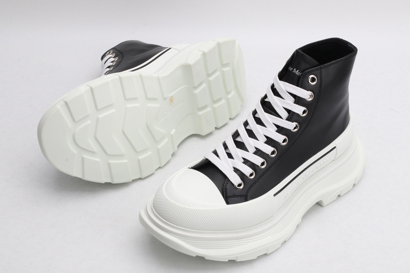 alex mcq tread slick boot in black p